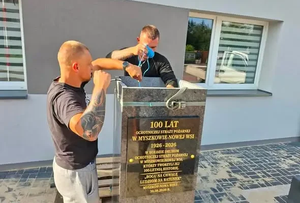Strażacy z OSP odnowili otoczenie remizy i zakopali kapsułę czasu