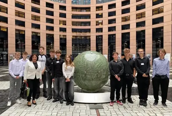 Młodzież z wizytą w Parlamencie Europejskim. Spotkanie z europoseł Jadwigą Wiśniewską