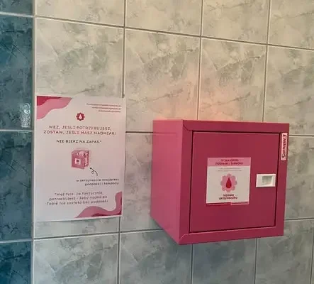 Różowe skrzyneczki w szkolnych toaletach – symbol troski i wsparcia