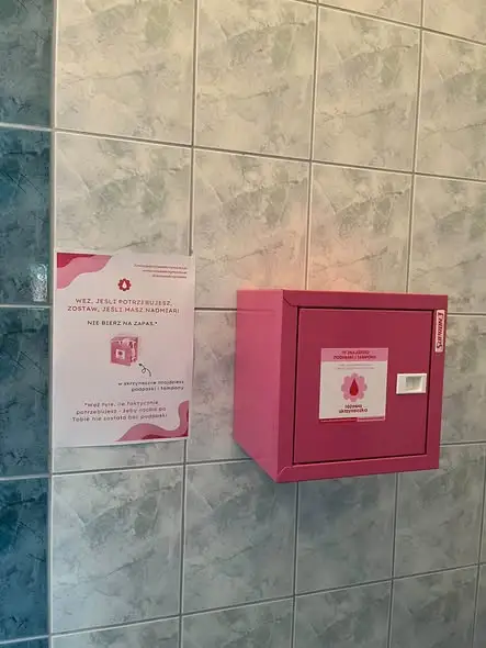 Różowe skrzyneczki w szkolnych toaletach – symbol troski i wsparcia