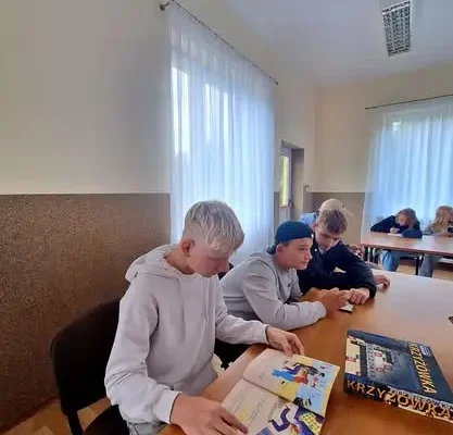 Nietypowa lekcja w bibliotece w Jastrzębiu – siódmoklasiści zmierzyli się z miotłą
