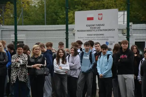 Próbna ewakuacja w Zespole Szkół w Myszkowie pod okiem strażaków