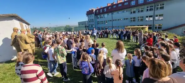 Próbna ewakuacja w Szkole Podstawowej w Niegowie z udziałem strażaków z Myszkowa