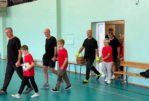 Międzypokoleniowy mecz piłki nożnej w szkole z okazji Dnia Chłopaka i Europejskiego Tygodnia Sportu