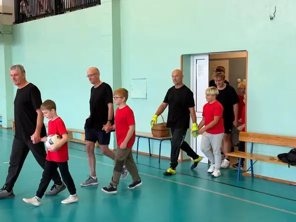 Międzypokoleniowy mecz piłki nożnej w szkole z okazji Dnia Chłopaka i Europejskiego Tygodnia Sportu