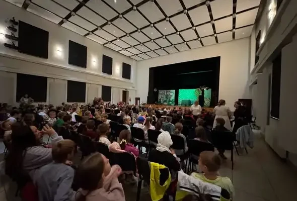 Uczniowie klas I–III z Żarek obejrzeli spektakl profilaktyczny „Tajemnicza skrzynia”
