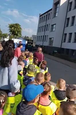 Myszków: Wolontariusze z klasy 7c zasadzili żonkile w ramach Akcji „Pola Nadziei”