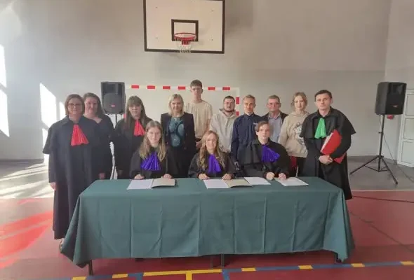 Uczniowie i nauczyciele wcielili się w role sędziów i oskarżonych. Nietypowa lekcja o przemocy