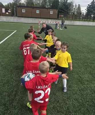 Młodzi piłkarze z Żarek z kolejnymi doświadczeniami na boisku