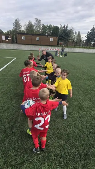 Młodzi piłkarze z Żarek z kolejnymi doświadczeniami na boisku