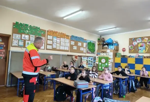 Uczniowie klas II a i V a uczyli się ratować życie – warsztaty z ratownikiem medycznym