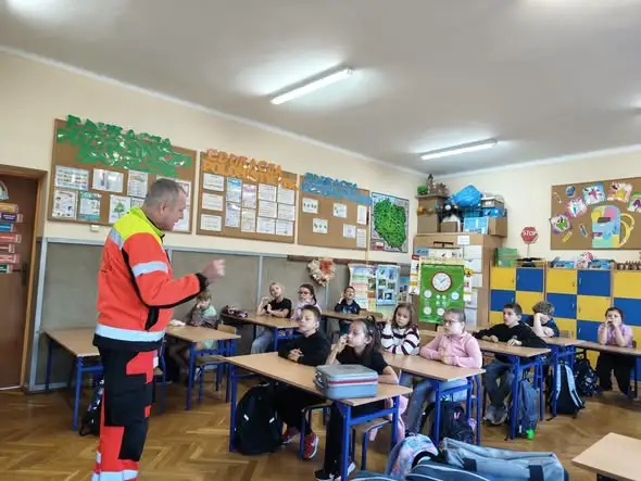 Uczniowie klas II a i V a uczyli się ratować życie – warsztaty z ratownikiem medycznym