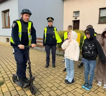 Uczniowie z Żarek uczyli się bezpieczeństwa na drodze ze Strażą Miejską