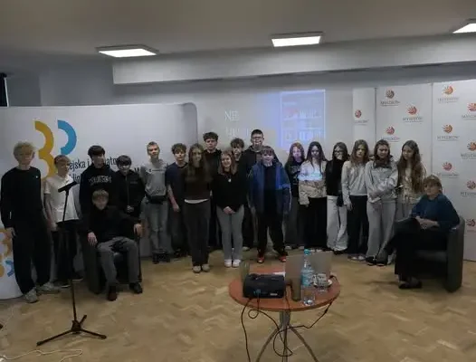 Myszków: uczniowie klasy 7 spotkali się z Jaśkiem Melą i Iloną Adamską w ramach kampanii „Nie hejtuję! Motywuję!”