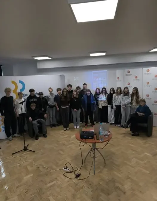 Myszków: uczniowie klasy 7 spotkali się z Jaśkiem Melą i Iloną Adamską w ramach kampanii „Nie hejtuję! Motywuję!”
