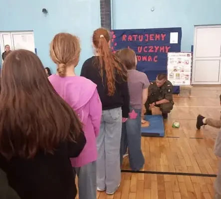 Myszków: uczniowie bili rekord w resuscytacji z okazji Europejskiego Dnia Przywracania Czynności Serca