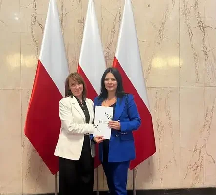 Nagrody dla dyrekcji szkoły w Koziegłowach z okazji Dnia Edukacji Narodowej