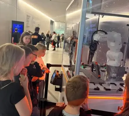 Uczniowie klas 2a i 2d odkrywali kosmos w Planetarium Śląskim