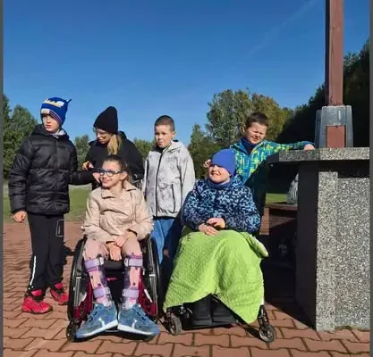 Dzieci z oddziałów specjalnych odwiedziły cmentarz w Ciszówce – lekcja pamięci i szacunku
