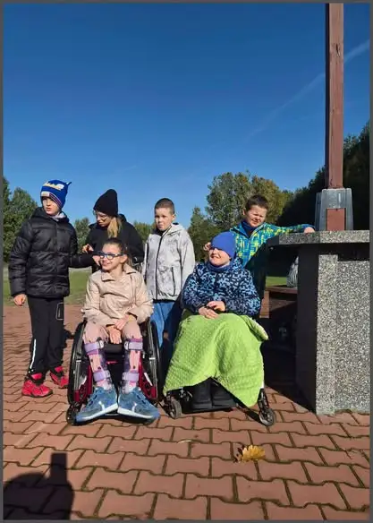 Dzieci z oddziałów specjalnych odwiedziły cmentarz w Ciszówce – lekcja pamięci i szacunku