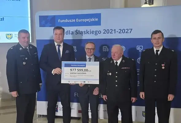Blisko milion złotych dla OSP z gminy Niegowa na nowe samochody ratownicze