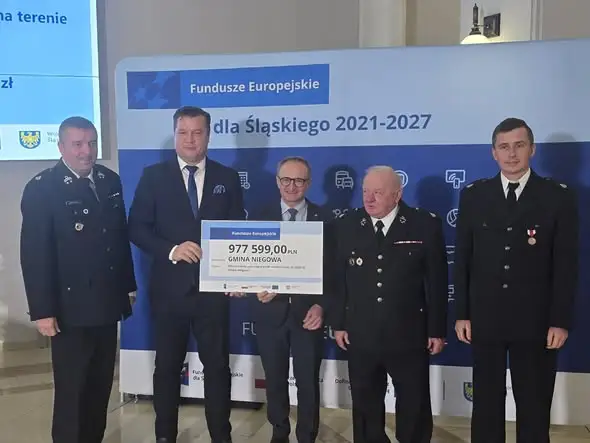 Blisko milion złotych dla OSP z gminy Niegowa na nowe samochody ratownicze