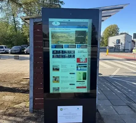 Nowy multimedialny witacz w Poraju — kiosk informacyjny przy dworcu PKP