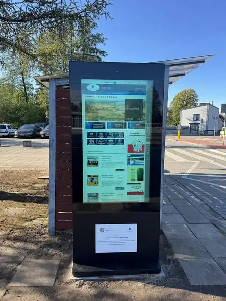 Nowy multimedialny witacz w Poraju — kiosk informacyjny przy dworcu PKP