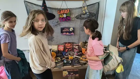 Halloween w bibliotece szkolnej – straszna wystawa książek czeka na uczniów