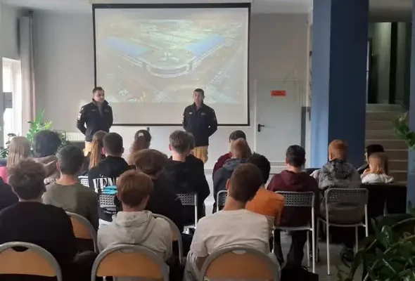 Myszkowscy strażacy odwiedzili uczniów klas ósmych – lekcja o zawodzie strażaka