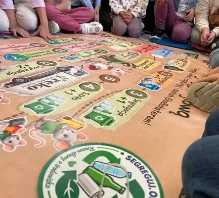 Uczniowie z klas 2b i 2c uczyli się segregować odpady przez zabawę