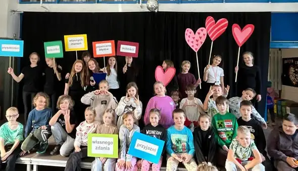 Szkolne koło teatralne zachwyciło publiczność przedstawieniem „Witajcie w naszej bajce”